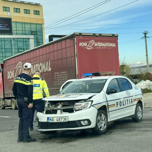 Accident între o mașină de poliție și un camion la Vama Pitești