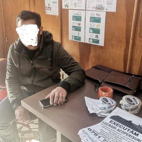 Cinici prinși lipind afișe publicitare neautorizate în Focșani