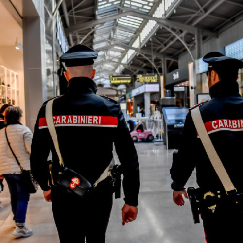 Trei bărbați arestați pentru extorcare după șantajarea unui hotelier în Mantua