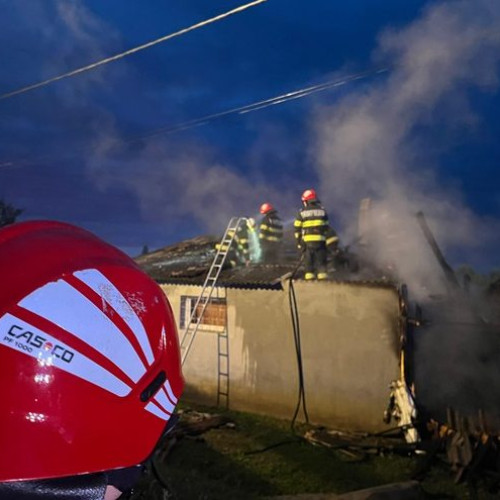 Incendiu la o clădire abandonată în zona Fripis, pompierii intervenind rapid