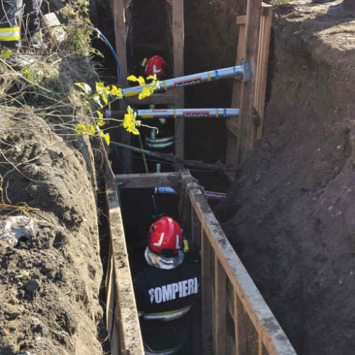 Doi bărbați morți după surparea unui mal de pământ la Gherghița