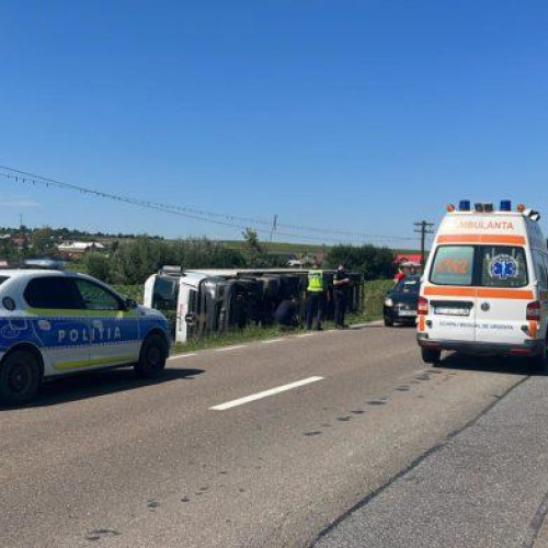 TIR de 40 de tone s-a răsturnat după ce șoferul a fost înțepat de o viespe