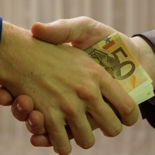 Primarul comunei Zănești, reținut pentru luare de mită și abuz în serviciu