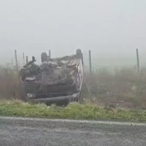 Patru răniți după răsturnarea unui microbuz pe DN 3 în apropiere de Deleni