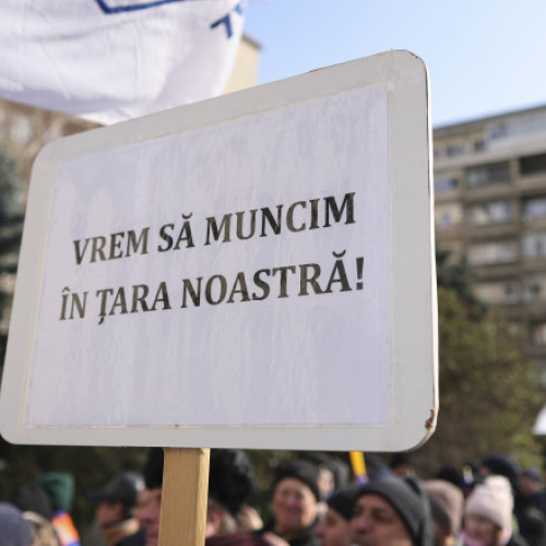 Sindicaliști din industria de apărare protestează la Ministerul Economiei