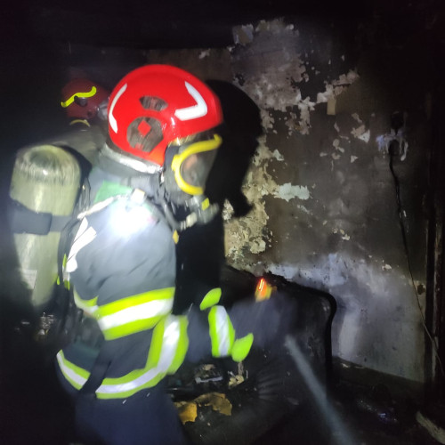 Incendiu localizat în timp util într-o casă din Roman pe strada Fănel Ciupitu