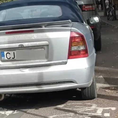 Clujenii cer montarea stâlpișorilor pentru a preveni parcarea pe trotuar pe Eremia Grigorescu