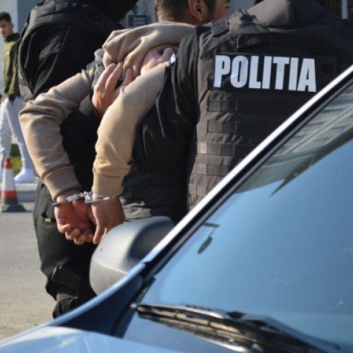 Patru persoane aduse în țară pentru executarea unor mandate internaționale