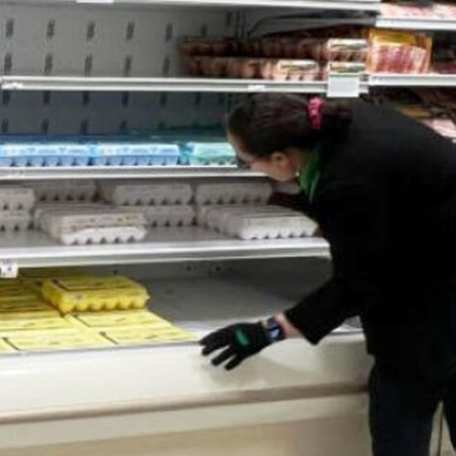 Rafturile cu ouă din magazine, tot mai goale din cauza exporturilor masive