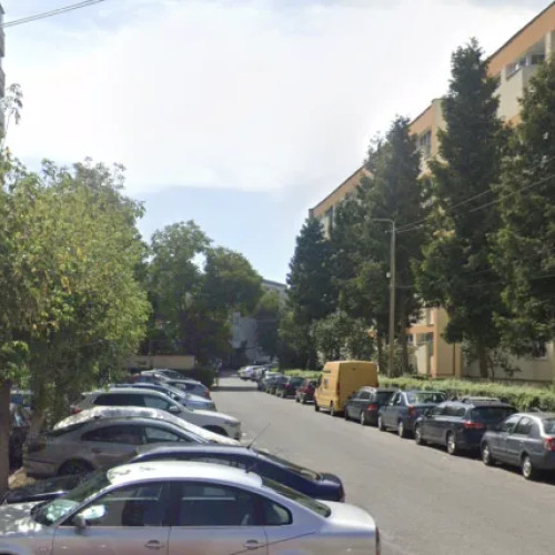 Locatarii din Cluj reclamă mașinile parcate ilegal ce blochează accesul în bloc
