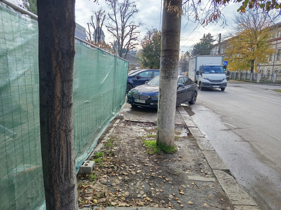 Trotuarul de pe strada Domnească din Galați, blocat de lucrări și mașini parcate