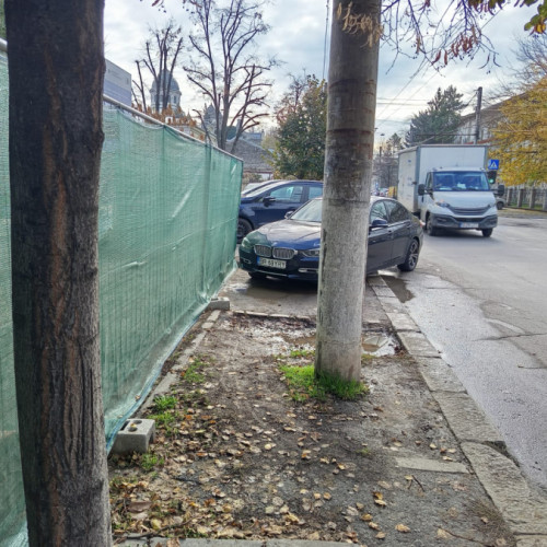 Trotuarul de pe strada Domnească din Galați, blocat de lucrări și mașini parcate