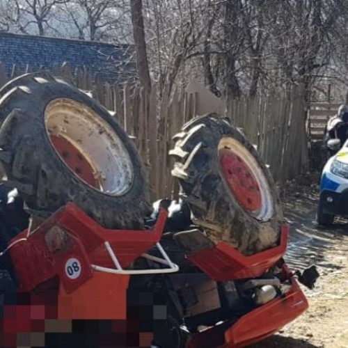 Interventie a pompierilor după un accident rutier la Câmpuri, o persoană prinsă sub tractor