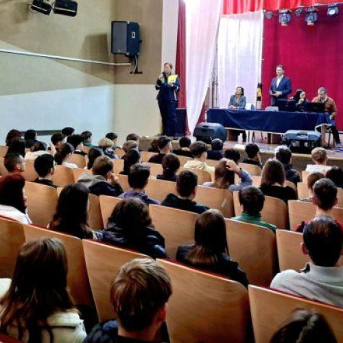 Elevii din Dorohoi participa la o campanie de prevenire a violenței școlare