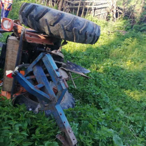 Accident rutier în comuna Câmpuri: tractor răsturnat după o virare bruscă