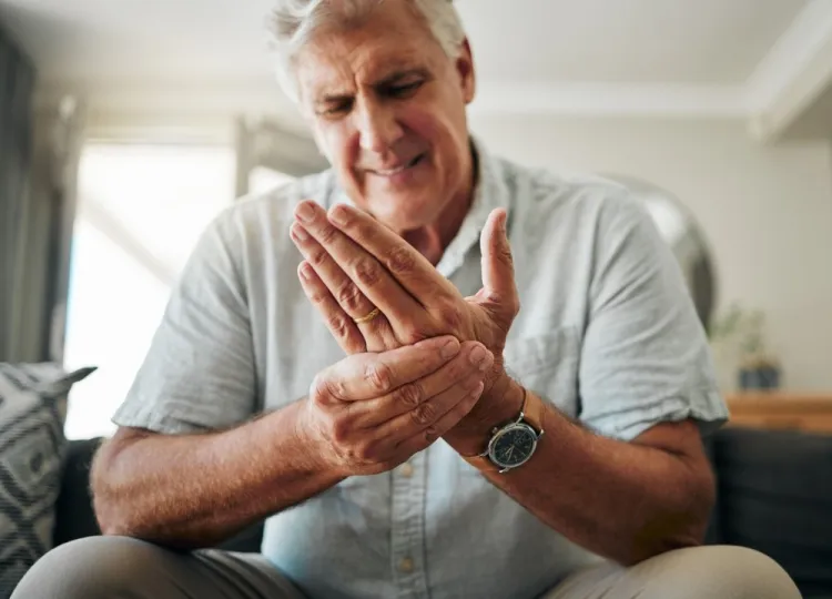 Tot mai mulți români suferă de dureri articulare, dar puțini caută ajutor medical