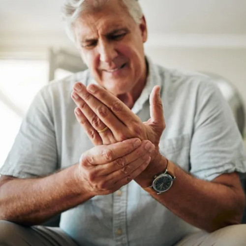 Tot mai mulți români suferă de dureri articulare, dar puțini caută ajutor medical