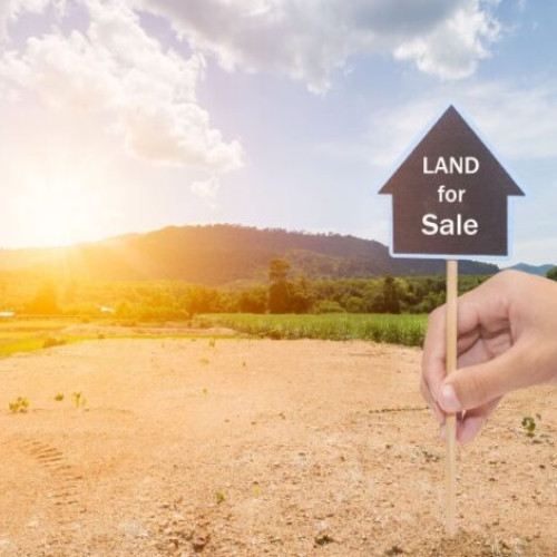 Scădere a tranzacțiilor imobiliare pentru case și terenuri în octombrie 2025