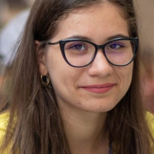 Eleva Alexandra-Iulia Zecheru debutează cu succes în cronica de teatru la Buzău