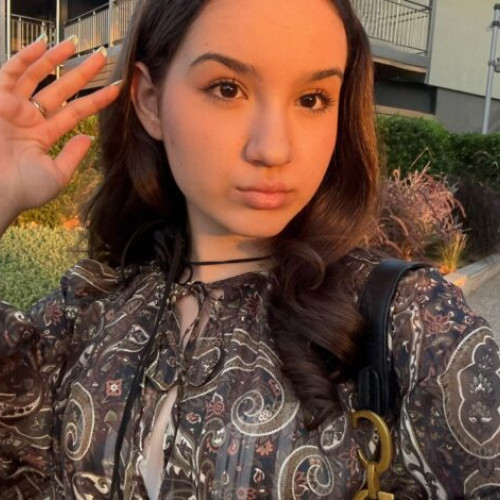 Elevă din Buzău îmbină pasiunea pentru literatură cu implicarea în robotică și cronici teatrale