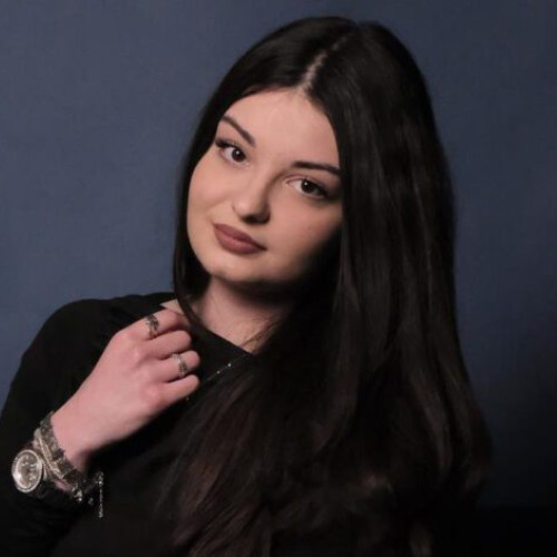 Bianca Cazan, elevă din Buzău, îmbină pasiunea pentru psihologie și teatru