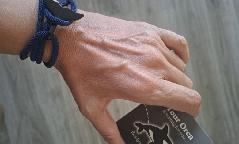 Profesoara Monica Mocanu susține protecția animalelor marine cu o brățară specială