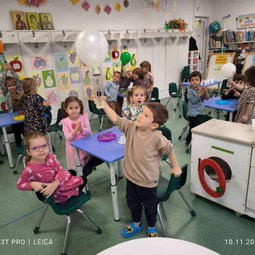 Preșcolarii din Alba Iulia au celebrat Ziua Mondială a Științei prin experimente și robotică