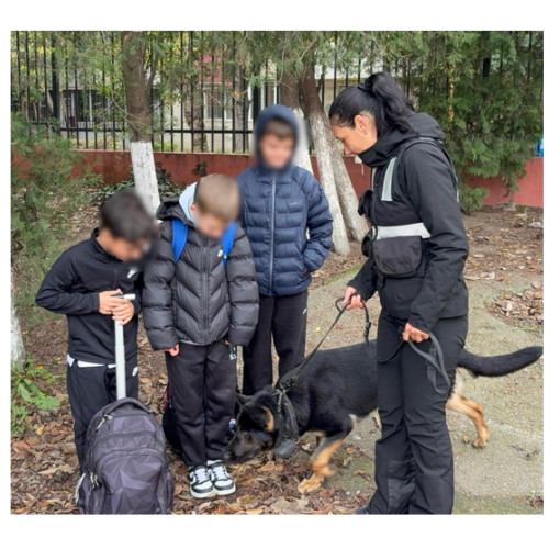 Polițiști și elevi colaborează pentru siguranța în jurul școlilor