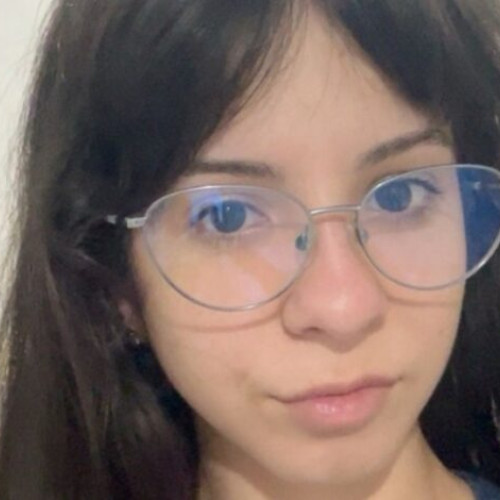 Ștefania-Emilia Bucur, elevă din Buzău, impresionează prin voluntariat și cronici teatrale