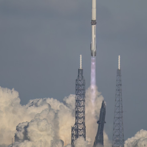 Blue Origin lansează cu succes racheta New Glenn și recuperează propulsorul