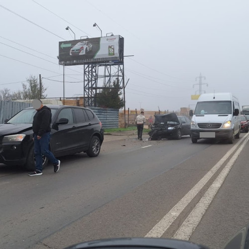 Trei mașini au fost implicate într-un accident cu trafic îngreunat în zonă