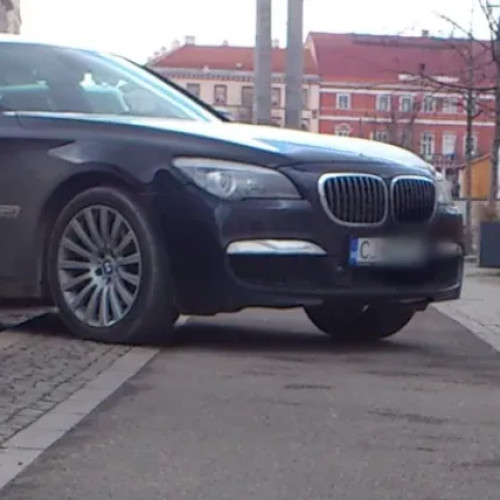 Pista de biciclete de pe strada Barbusse, blocată frecvent de mașini parcate neregulamentar