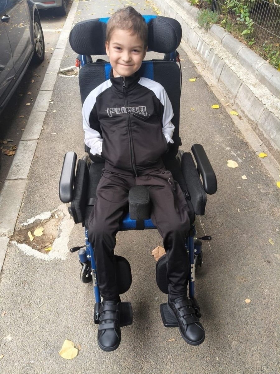 Băiat de 7 ani, singurul supraviețuitor al unui accident grav, are nevoie de ajutor