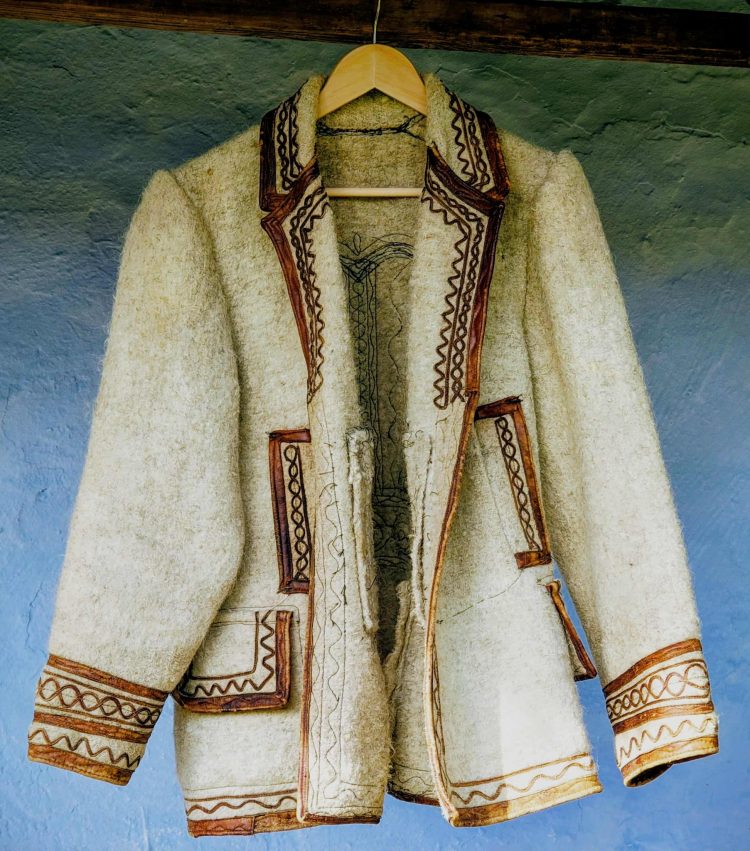 Muzeul de Etnografie Maramureș primește un suman valoros din Maramureșul Voievodal