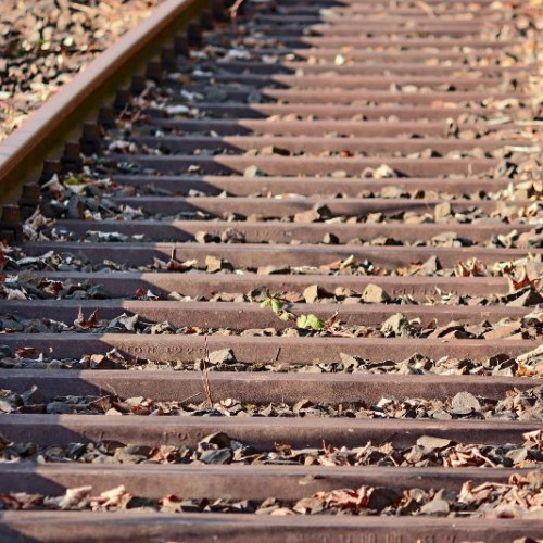 Femeie găsită fără viață lângă calea ferată din Bacău