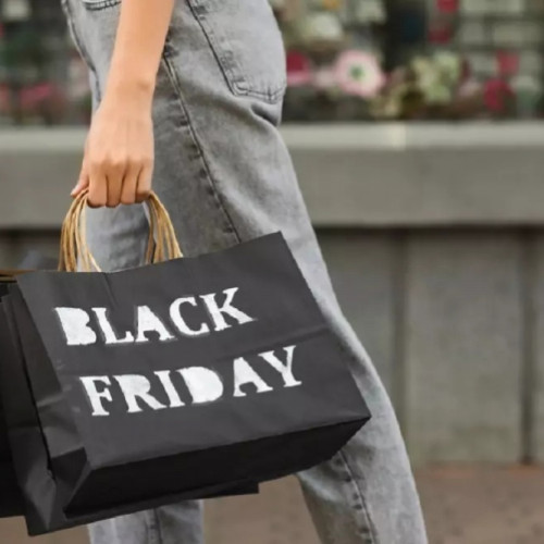 Black Friday 2025 a debutat cu o prezență masivă în media și social media