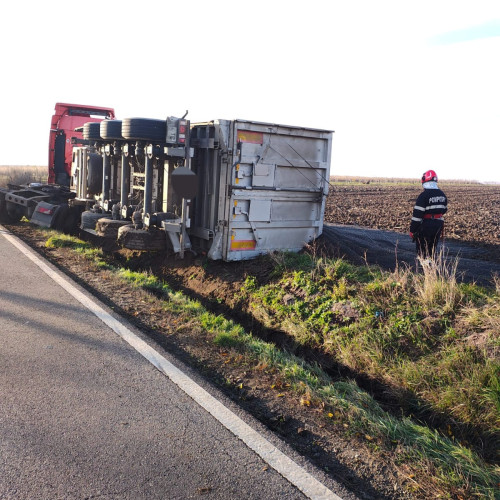 Camion cu 25 de tone de semințe s-a răsturnat pe DN 24 în județul Botoșani