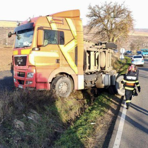 Un camion încărcat cu semințe s-a răsturnat pe drumul Botoșani – Săveni