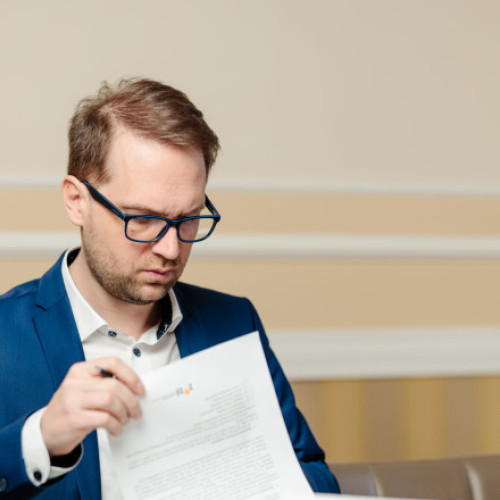 AUR cere explicații pentru obținerea rapidă a cetățeniei române de Dominic Fritz