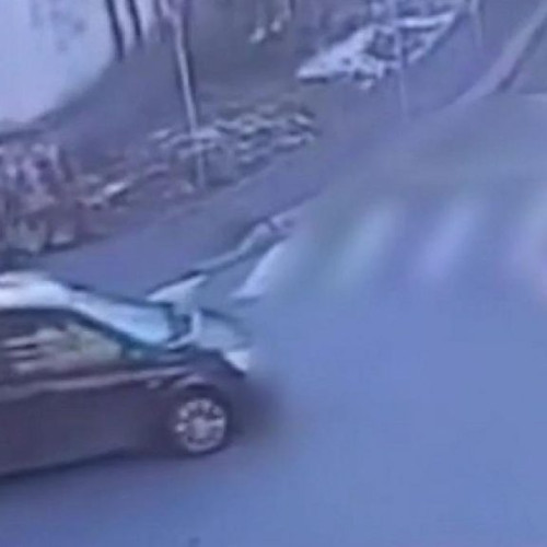 Adolescent lovit pe o trecere de pietoni lângă spital în Pitești