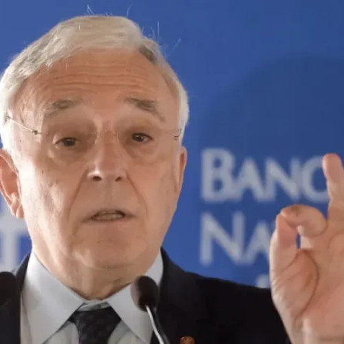 Isărescu: Euro nu va scădea sub 5 lei; intervențiile BNR, reduse semnificativ