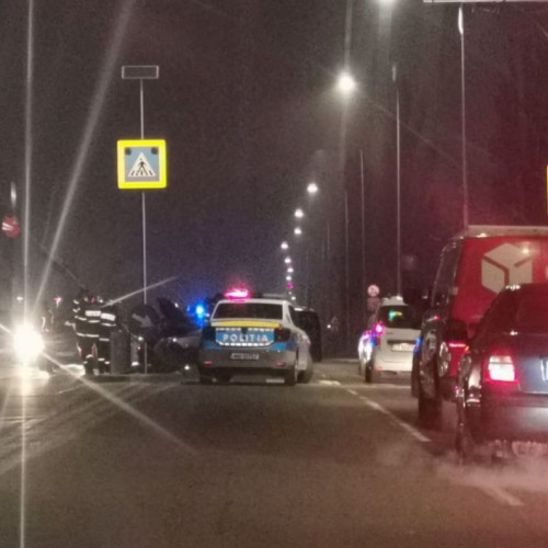 Accident rutier cu autoturism răsturnat pe un bulevard din oraș