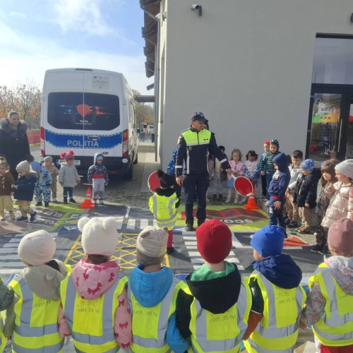 Polițiști din Dâmbovița educă copiii despre siguranța rutieră la grădiniță