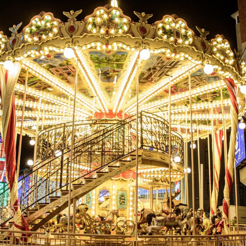 Târgul de Crăciun din Craiova aduce iluminări și spectacole tematice în centrul orașului