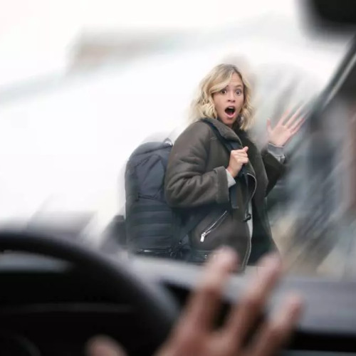 Minoră de 12 ani rănită după ce a fost lovită pe trecerea de pietoni la Cordun