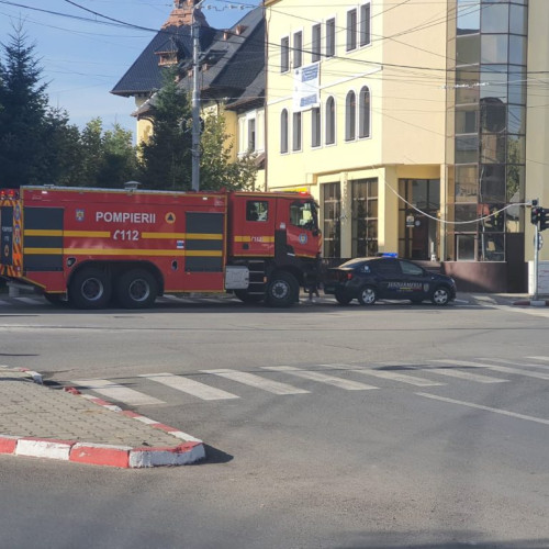 Tencuială periculoasă cade de pe fațada unui bloc în Târgu Jiu