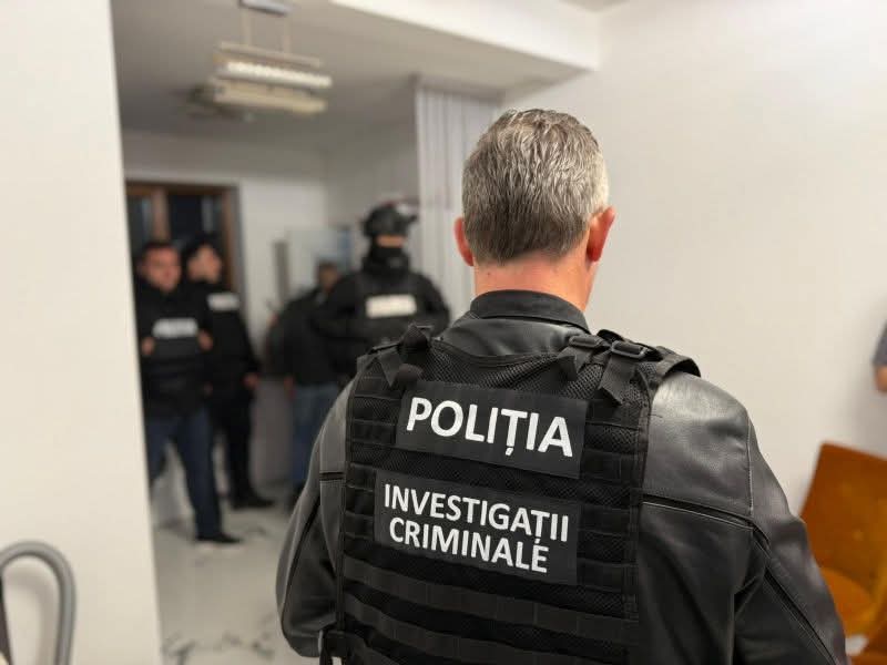 O femeie din Galați a predat poliției bani și un permis găsite pe stradă