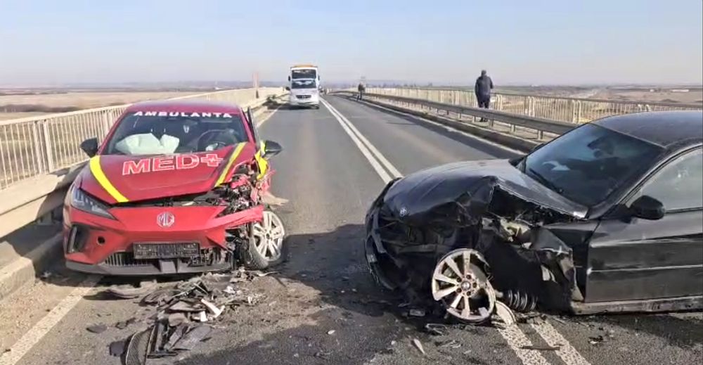 Accident grav între o ambulanță și un autoturism pe DN 6 în Timiș