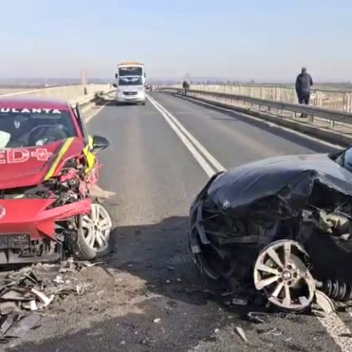 Accident grav între o ambulanță și un autoturism pe DN 6 în Timiș
