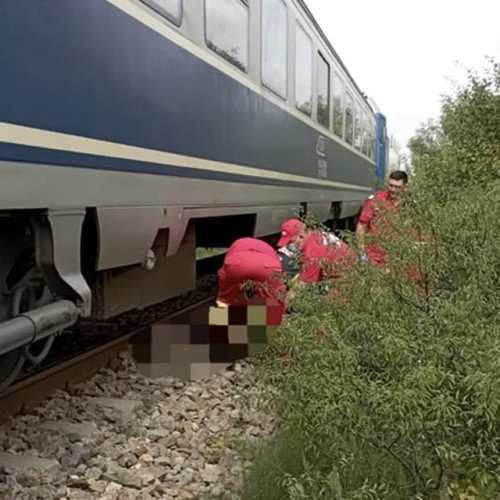 Persoană lovită de tren în Bâlteni, echipajele ISU intervin la fața locului